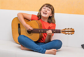 guitare_chant_enfants_mjc_champagnier